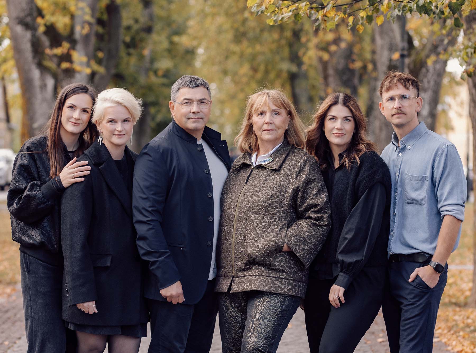 Pro Optika sai alguse 1991. aastal, mil ettevõtte asutas praeguseks väljateenitud pensionil olev Varju Lauri. Tänaseks päevaks on ettevõte kolmanda põlvkonna kätes, kelle motivatsioon ja uudsus sai tunnustatud Eesti Ettevõtlusgalal parima pereettevõtte tiitliga. Pildil vasakult: arveldus- ja andmekaitsejuht Kristiine Saarepuu, ostujuht Annemai Tupp, ettevõtte asutaja Varju Lauri poeg ja juhatuse liige Bruno Lauri, ettevõtte asutaja Varju Lauri, tegevjuht ja optometrist Katriine Mark, arendusjuht Madis Mark. Foto: FOTOGRAAF ANDELI (ERAKOGU)